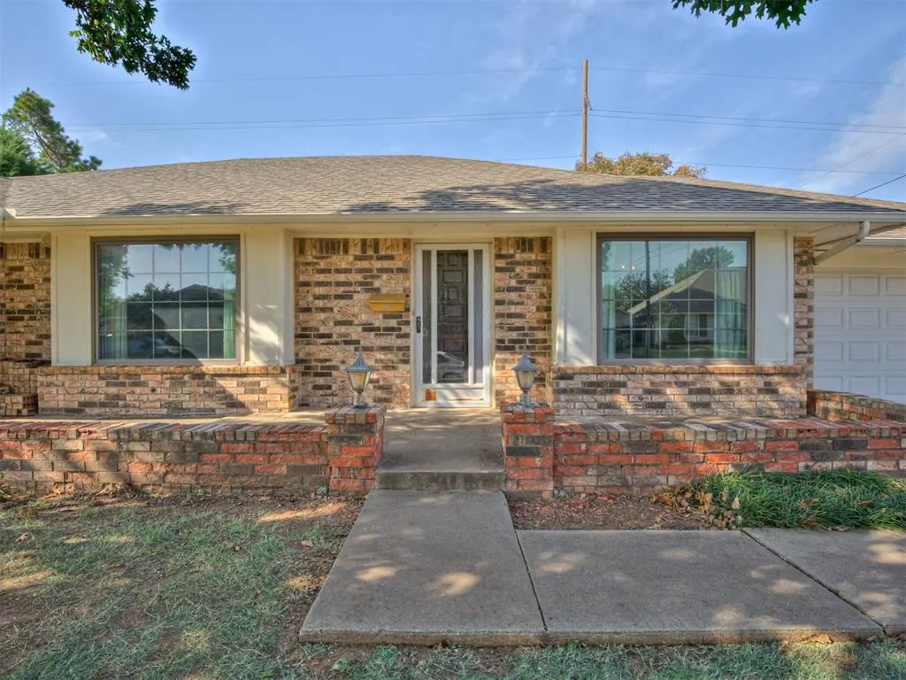 Photo 5 — 10005 Lakeshore Drive, Oklahoma City, OK 73120