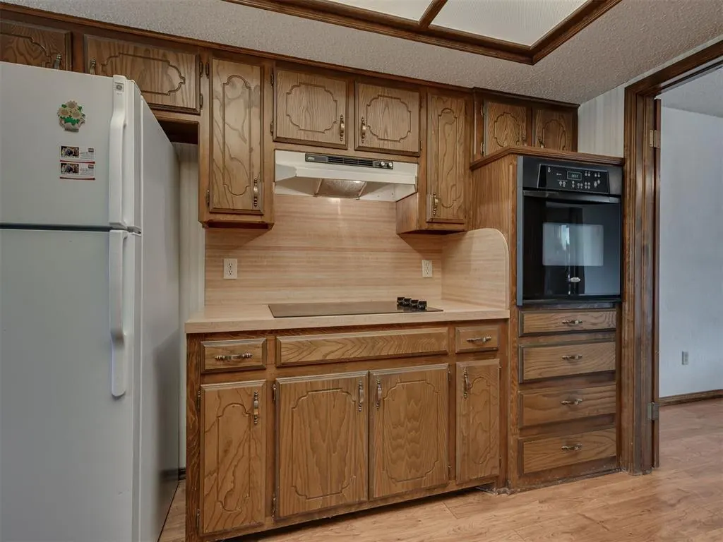Photo 18 — 10005 Lakeshore Drive, Oklahoma City, OK 73120