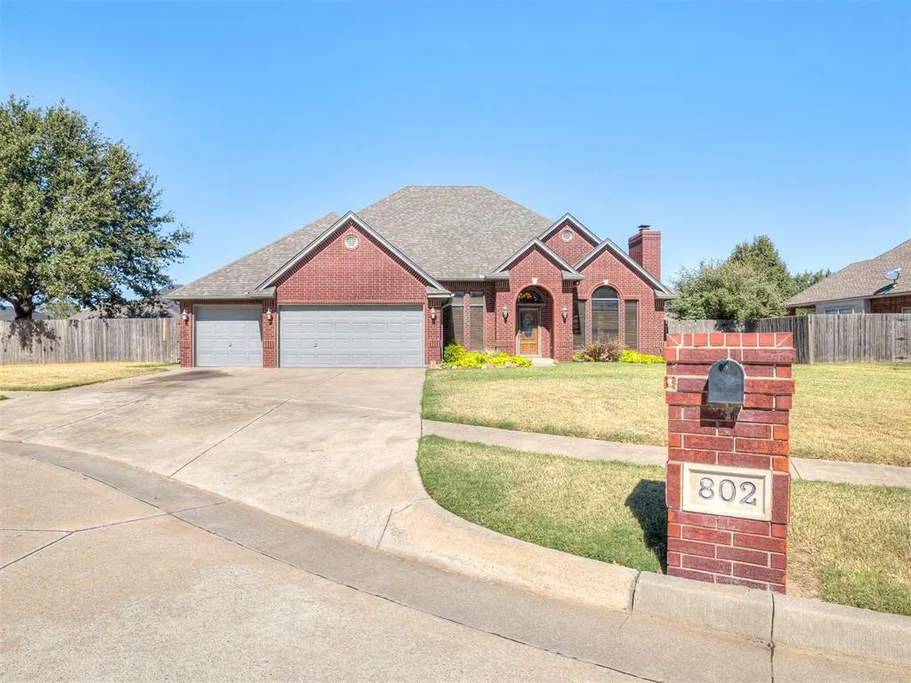 Front exterior — 802 Hampton Court, El Reno, OK 73036