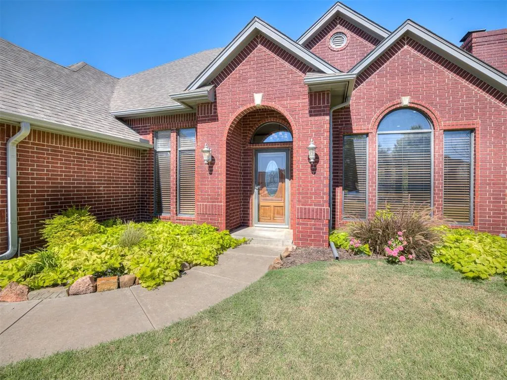 Photo 2 — 802 Hampton Court, El Reno, OK 73036