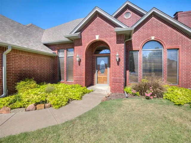 Photo 2 — 802 Hampton Court, El Reno, OK 73036
