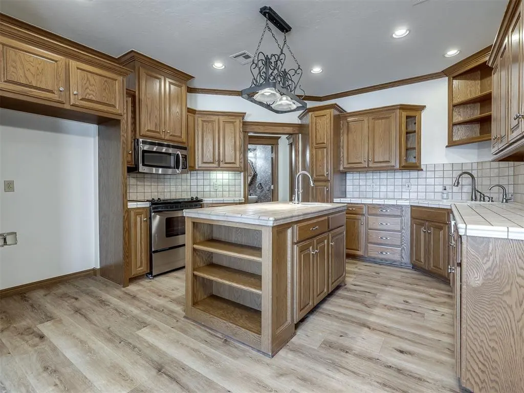 Photo 11 — 802 Hampton Court, El Reno, OK 73036