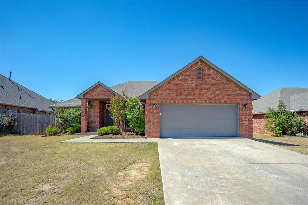Front exterior — 2005 Mill Creek Way, Choctaw, OK 73020