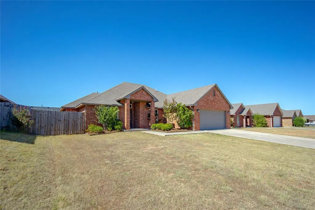 Photo 2 — 2005 Mill Creek Way, Choctaw, OK 73020