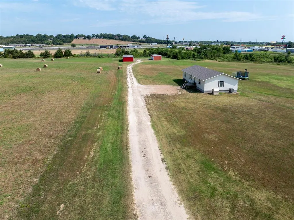 Photo 2 — 208 W Hollie Road, Okemah, OK 74859