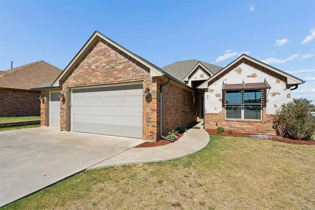 Photo 3 — 2186 SW 56th Street, Lawton, OK 73505