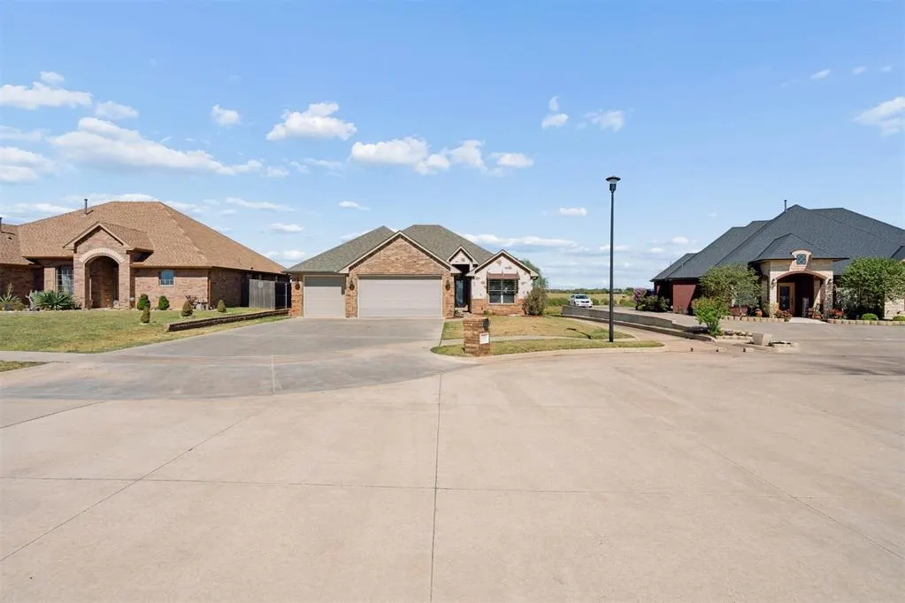 Photo 4 — 2186 SW 56th Street, Lawton, OK 73505