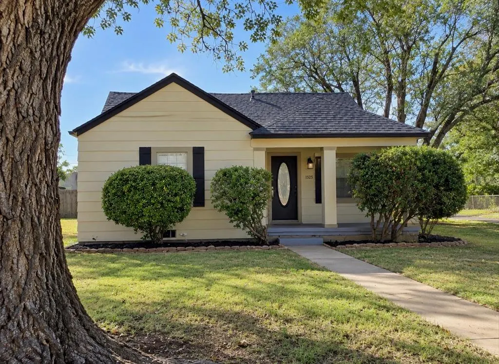 Front exterior — 1529 N Willard Street, Altus, OK 73521