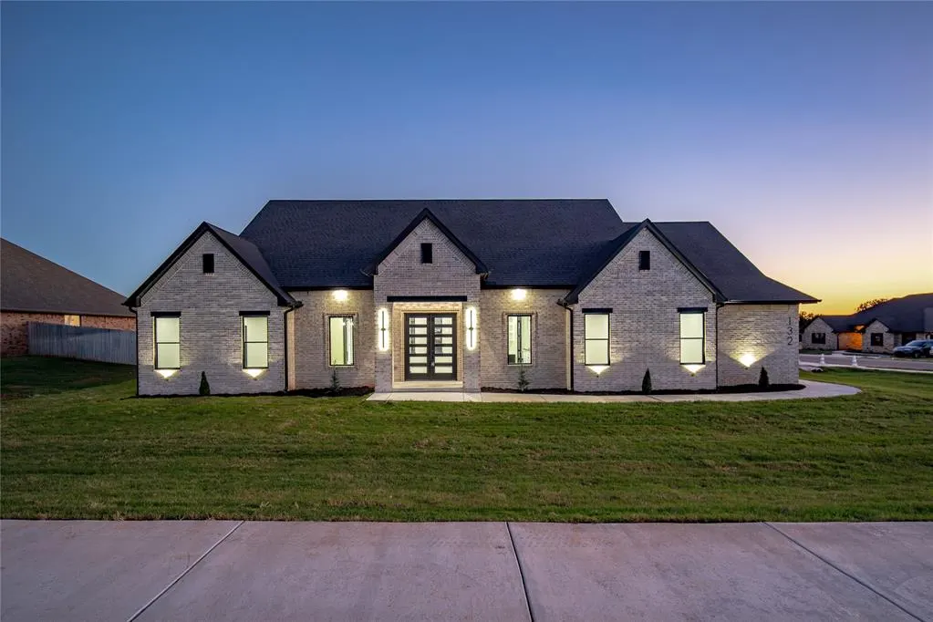 Front exterior — 132 W Lynn Court Drive, Mustang, OK 73064