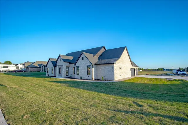 Photo 2 — 132 W Lynn Court Drive, Mustang, OK 73064