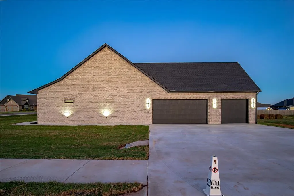 Photo 4 — 132 W Lynn Court Drive, Mustang, OK 73064