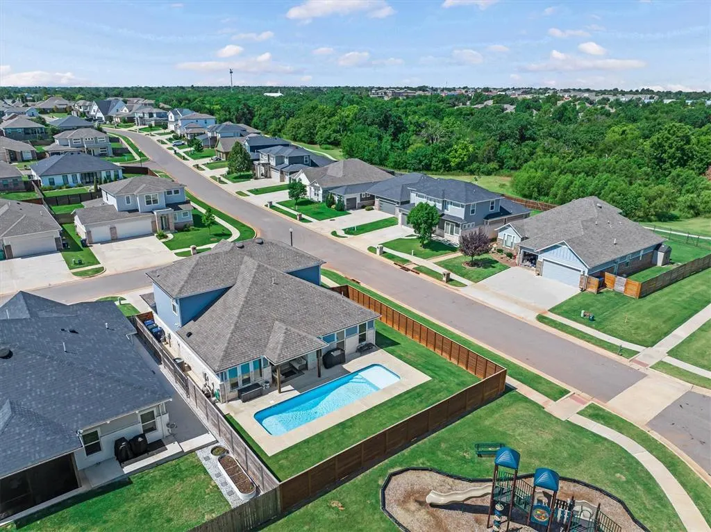 Photo 2 — 633 NW 183rd Street, Edmond, OK 73012