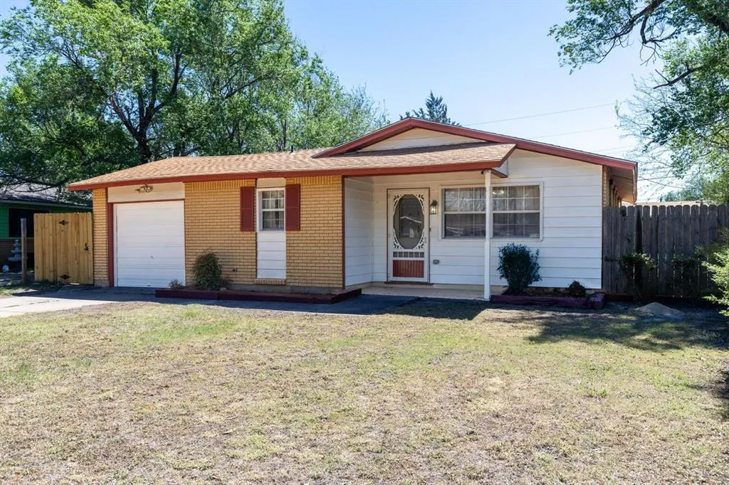 Photo 2 — 526 NW Glendale Drive, Lawton, OK 73507