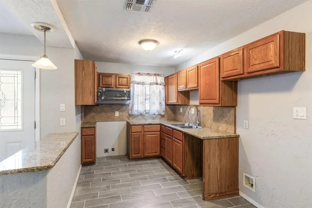 Photo 9 — 526 NW Glendale Drive, Lawton, OK 73507