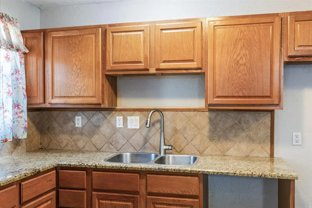 Photo 10 — 526 NW Glendale Drive, Lawton, OK 73507
