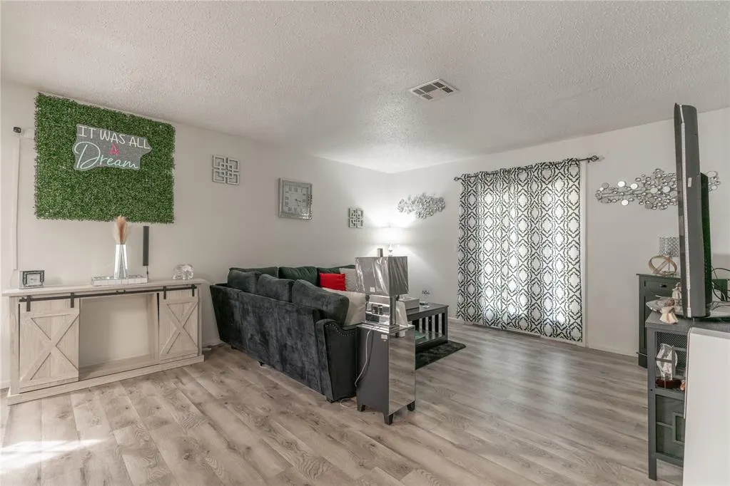 Photo 2 — 421 NW 89th Street, Oklahoma City, OK 73114