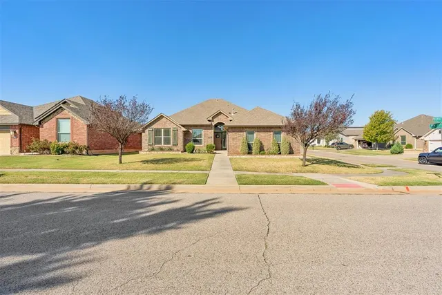 Photo 2 — 15925 Burkett Circle, Edmond, OK 73013