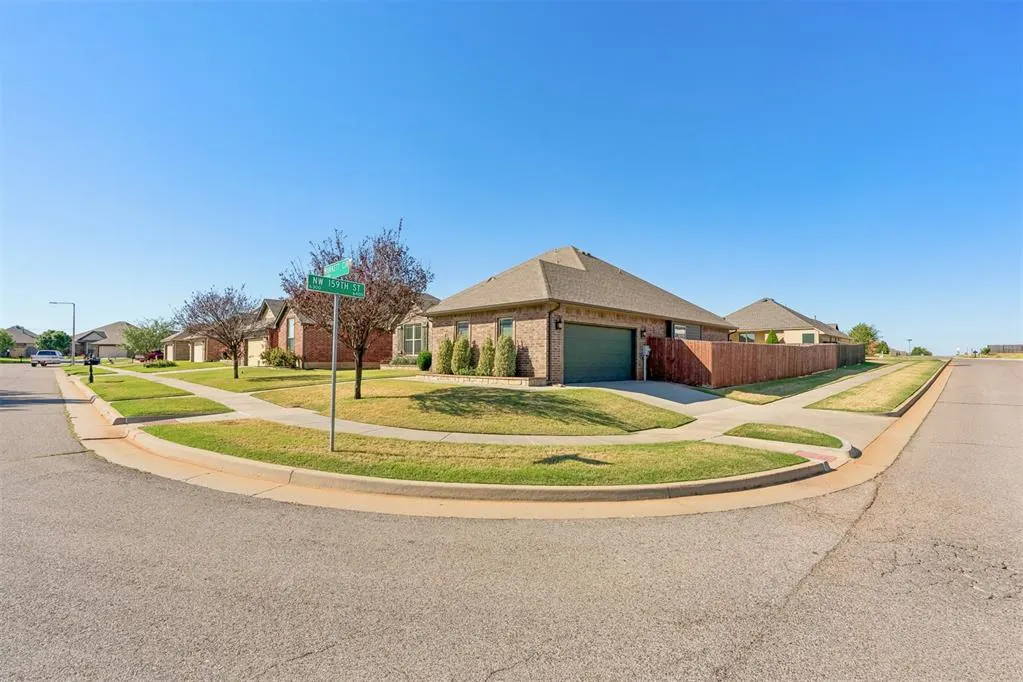 Photo 4 — 15925 Burkett Circle, Edmond, OK 73013