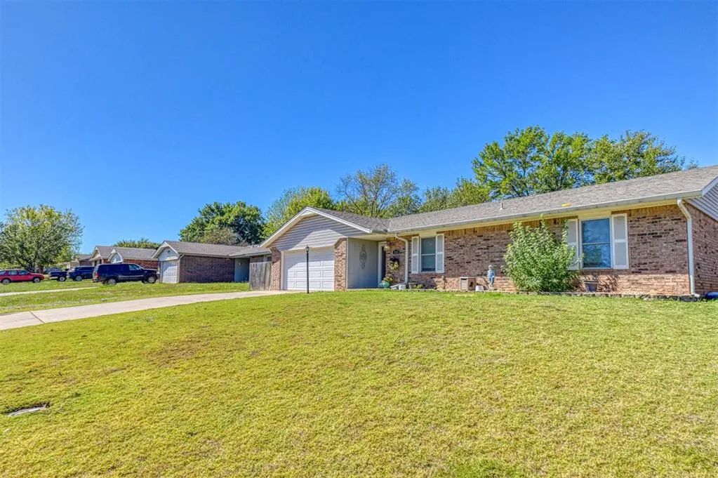 Photo 2 — 810 Madeline Drive, Shawnee, OK 74801