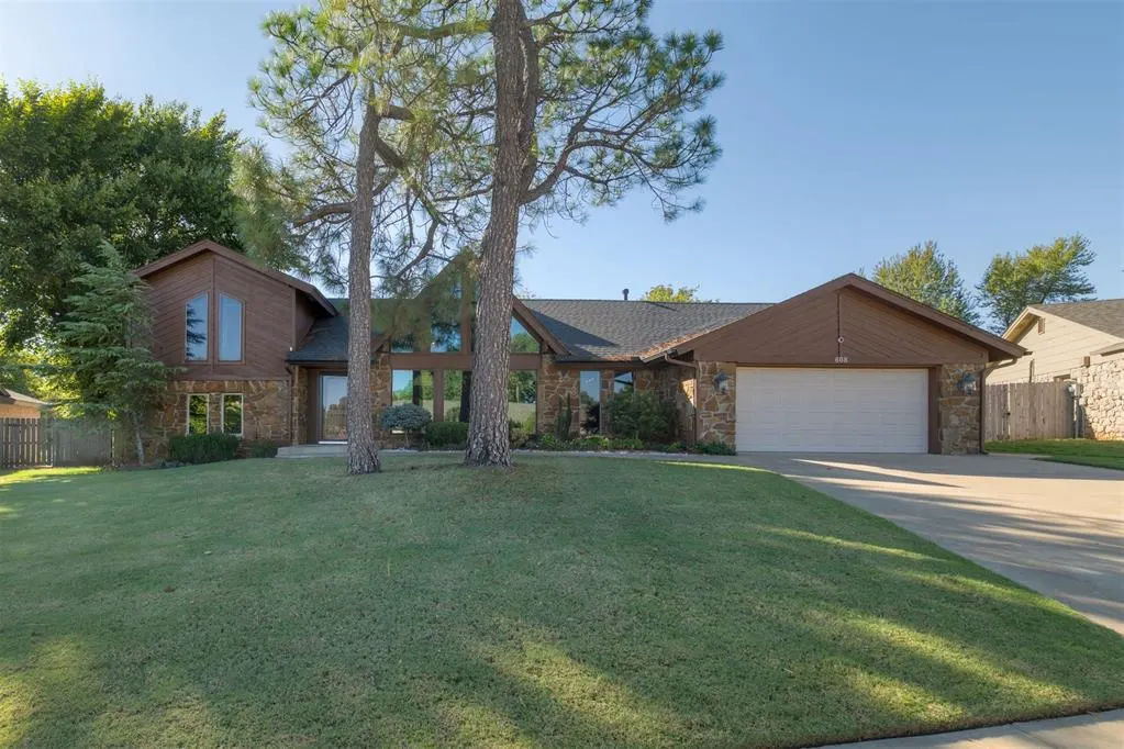 Front exterior — 608 Woodlawn Drive, Yukon, OK 73099