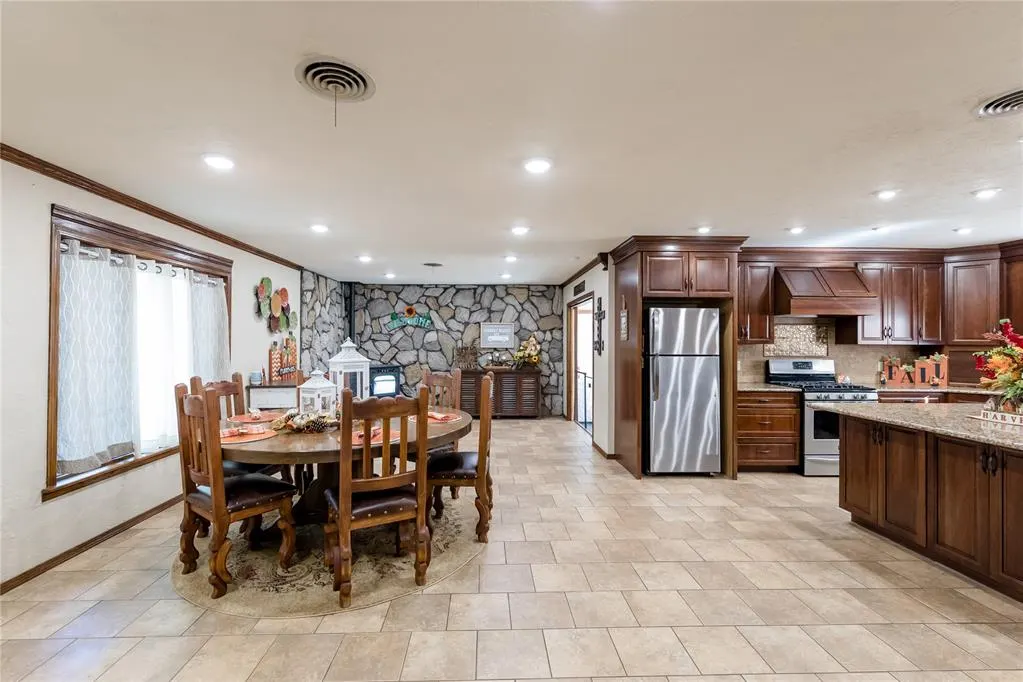 Photo 4 — 903 S Cearlock Avenue, Cheyenne, OK 73628