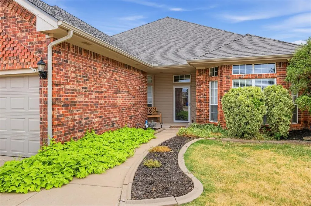 Photo 2 — 3908 Brunswick Lane, Norman, OK 73072