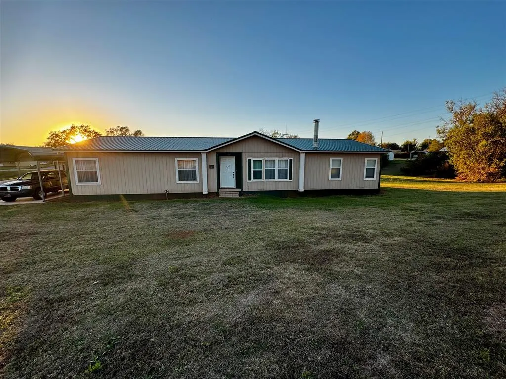 Front exterior — 260 S Schley Avenue, Leedey, OK 73654
