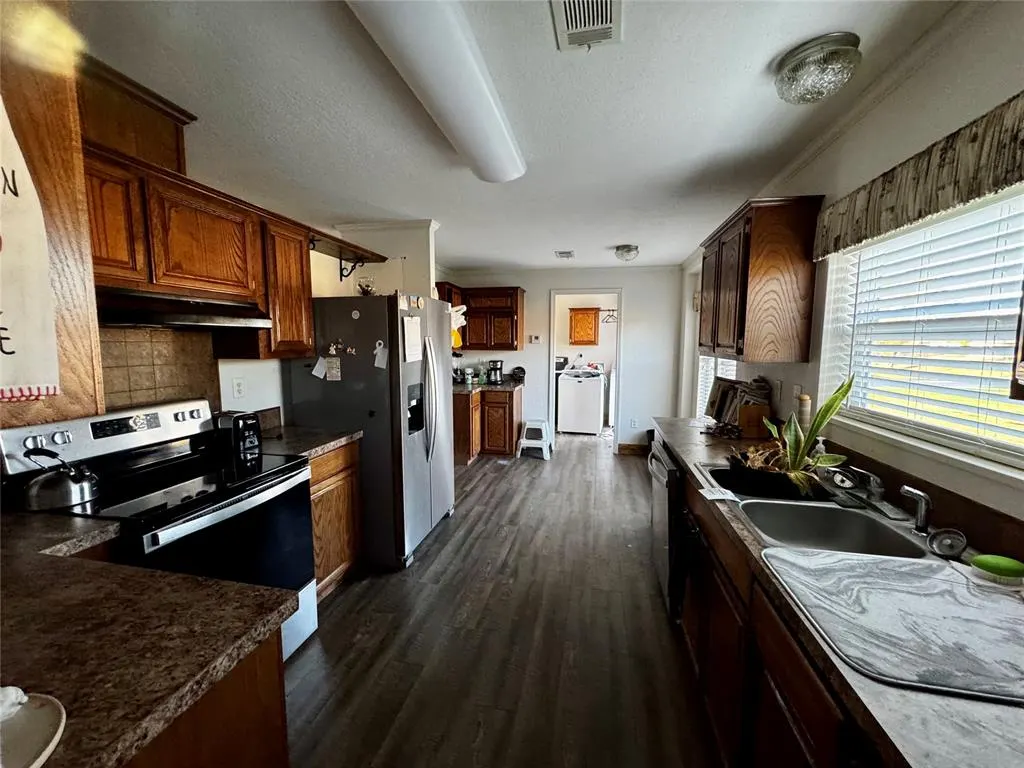 Photo 16 — 260 S Schley Avenue, Leedey, OK 73654