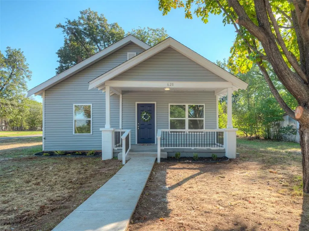 Photo 2 — 628 N 10th Street, Chickasha, OK 73018