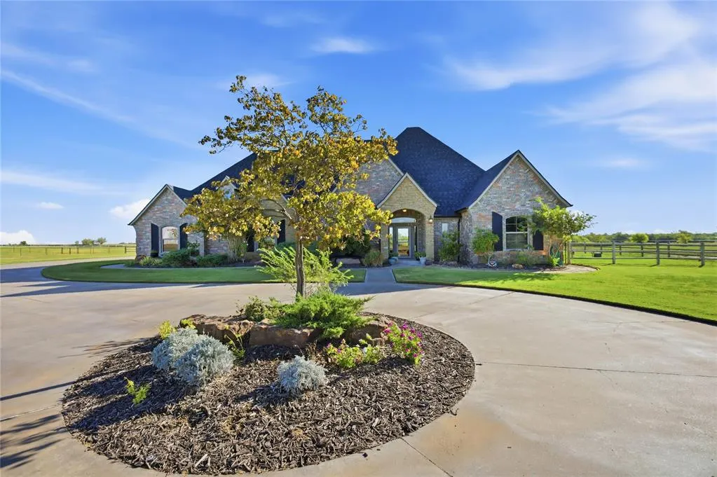 Front exterior — 2900 Fontaine Place, Yukon, OK 73036
