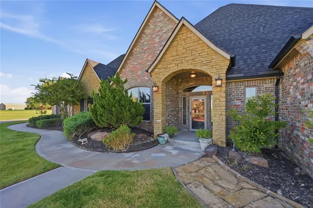 Photo 3 — 2900 Fontaine Place, Yukon, OK 73036