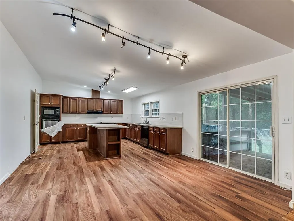 Photo 10 — 516 S Richland Road, Yukon, OK 73099