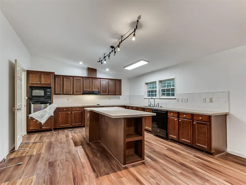 Photo 11 — 516 S Richland Road, Yukon, OK 73099