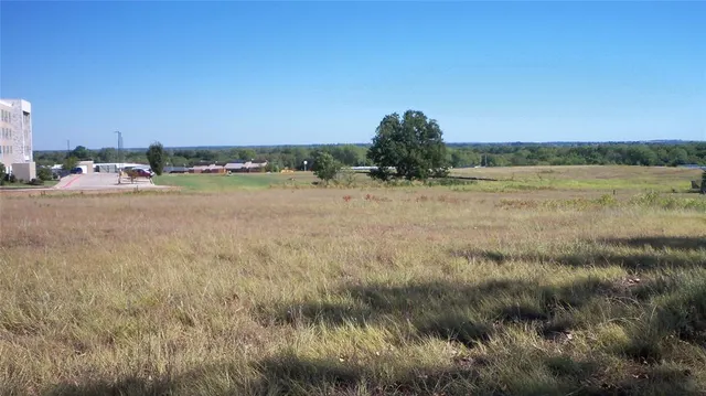 Photo 4 — 2215 S Weedn Boulevard, Purcell, OK 73080
