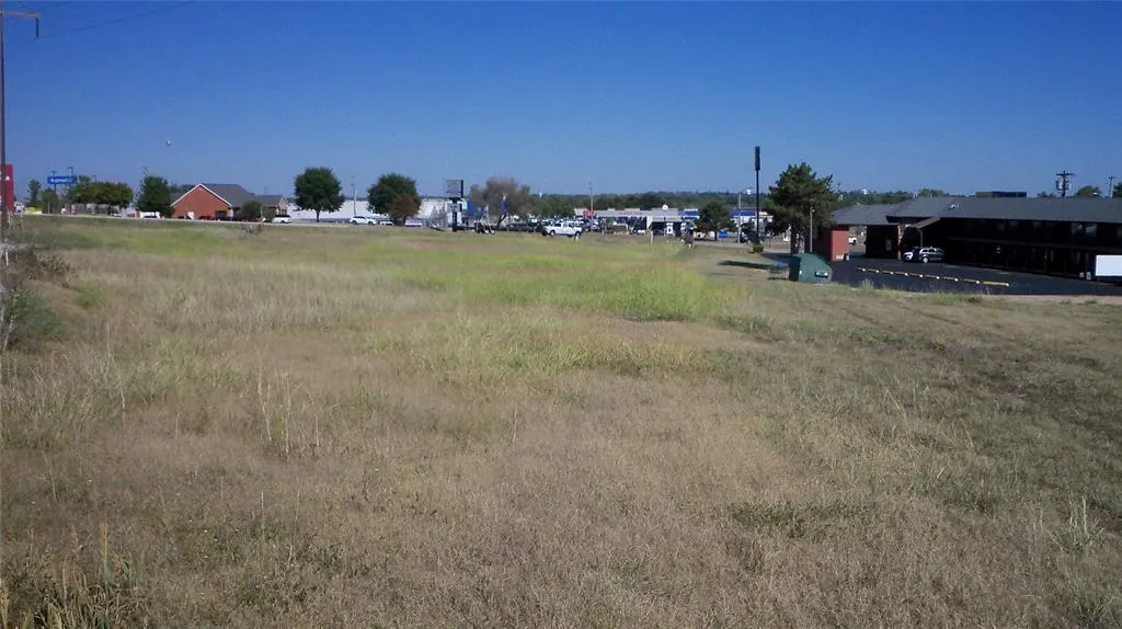 Photo 2 — 2215 S Weedn Boulevard, Purcell, OK 73080