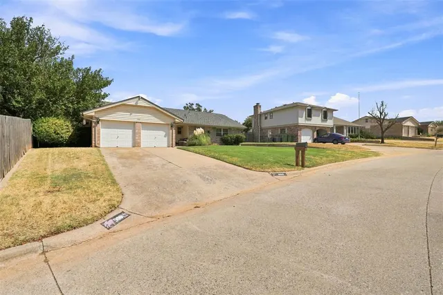 Photo 4 — 900 John F Kroutil Drive, Yukon, OK 73099