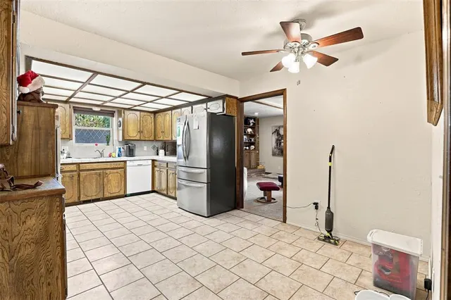Photo 8 — 900 John F Kroutil Drive, Yukon, OK 73099