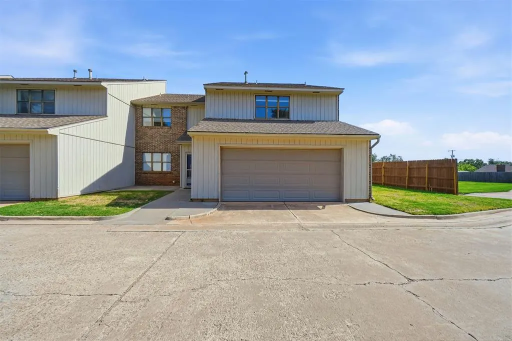 Photo 2 — 1011 Mockingbird Lane, Clinton, OK 73601