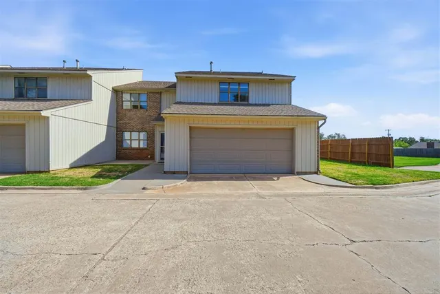 Photo 2 — 1011 Mockingbird Lane, Clinton, OK 73601