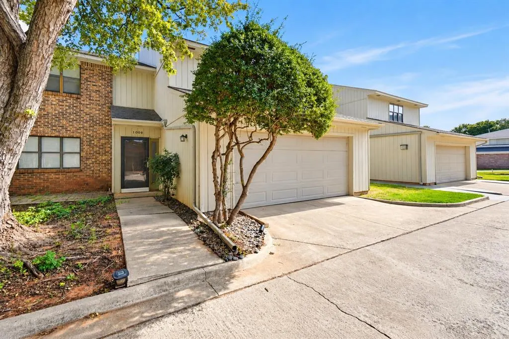 Front exterior — 1009 Mockingbird Lane, Clinton, OK 73601