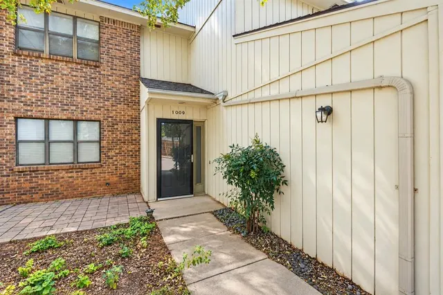 Photo 2 — 1009 Mockingbird Lane, Clinton, OK 73601