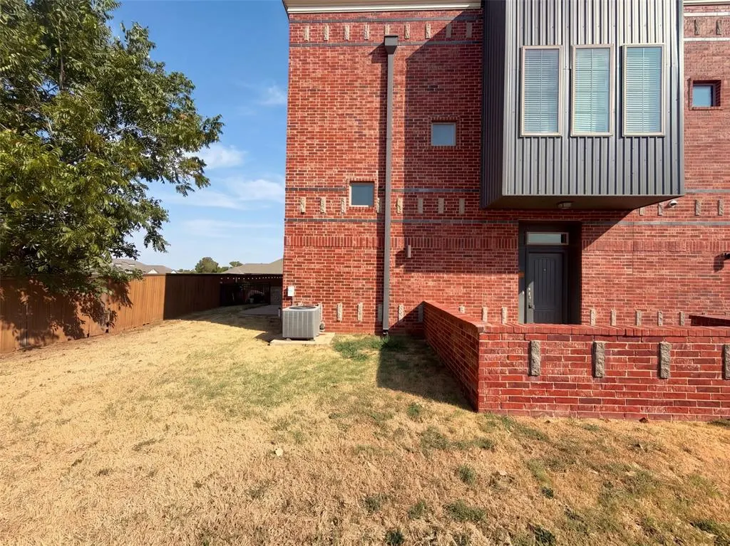 Photo 5 — 549 S Fretz Avenue, Edmond, OK 73003