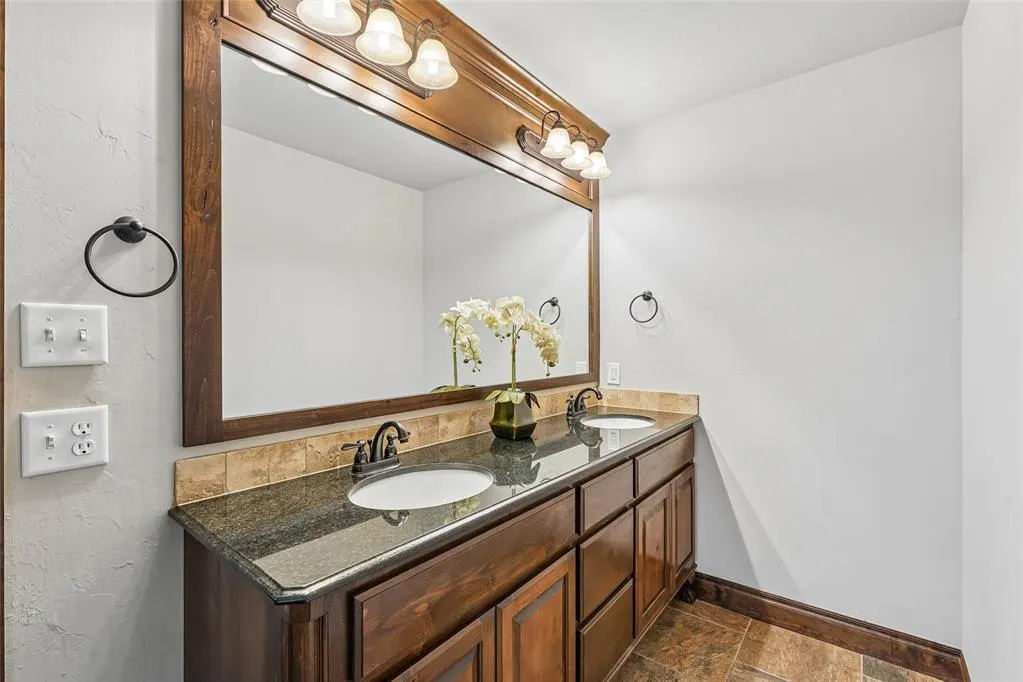 Photo 17 — 3917 Lakeshire Ridge Court, Edmond, OK 73034