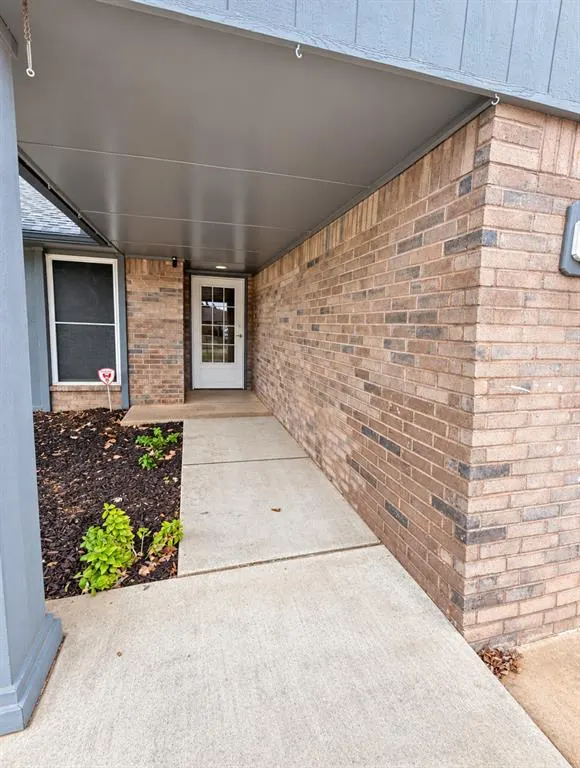 Photo 2 — 816 N Stout Circle, Moore, OK 73170