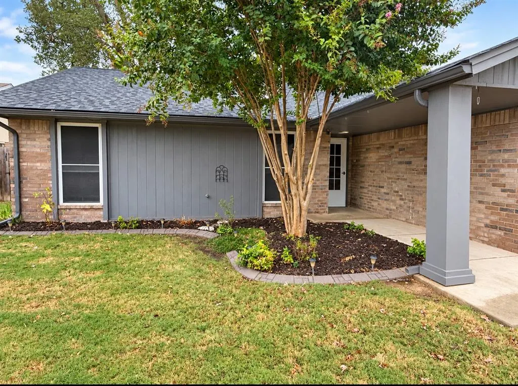 Photo 3 — 816 N Stout Circle, Moore, OK 73170