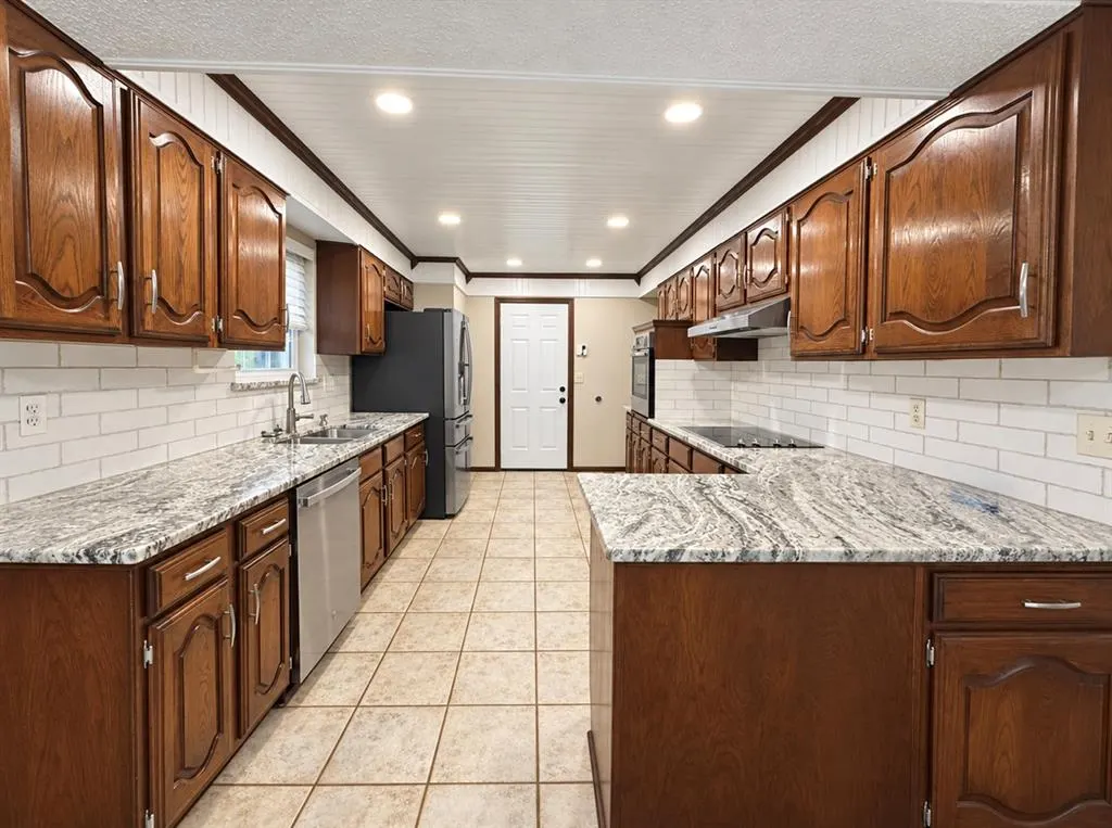 Photo 4 — 816 N Stout Circle, Moore, OK 73170