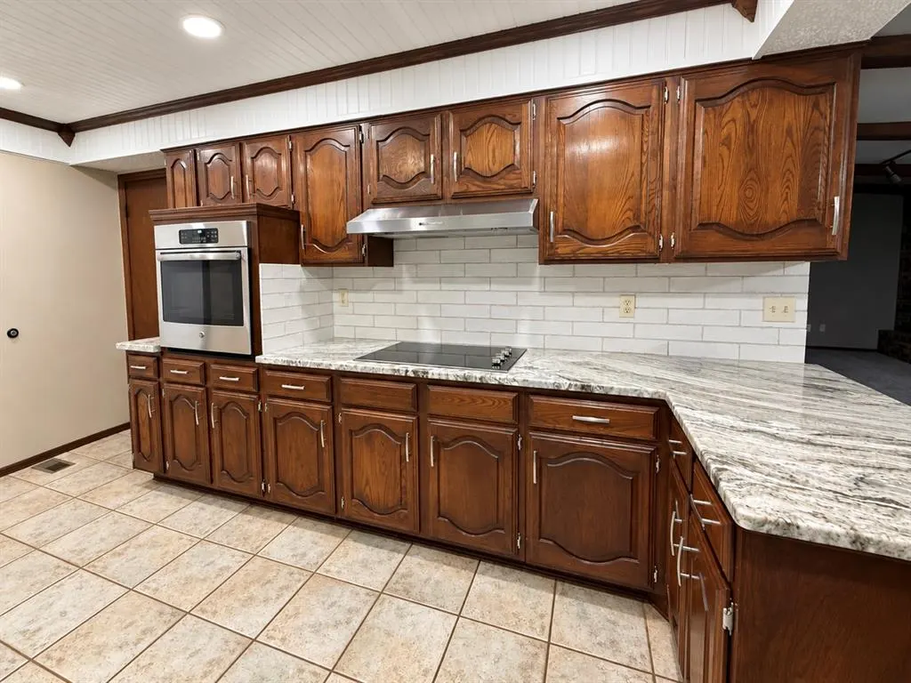 Photo 5 — 816 N Stout Circle, Moore, OK 73170