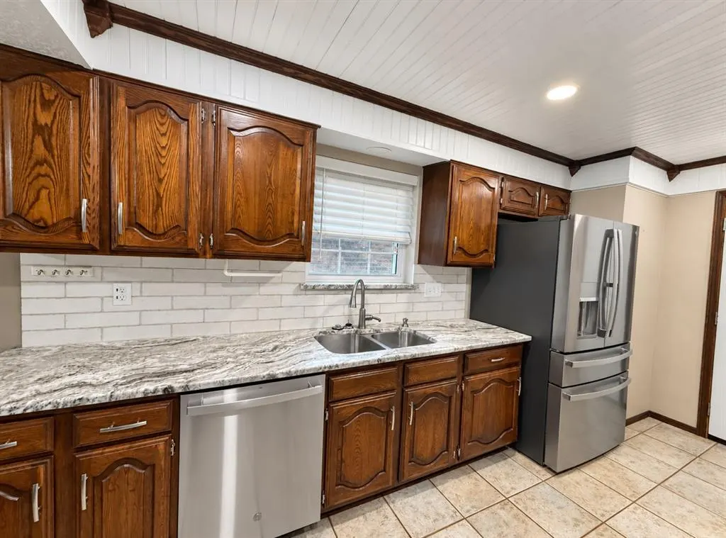 Photo 7 — 816 N Stout Circle, Moore, OK 73170