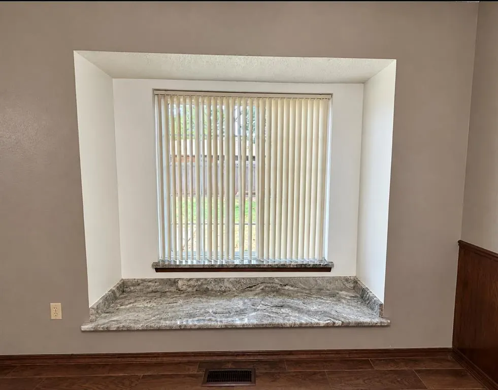 Photo 9 — 816 N Stout Circle, Moore, OK 73170