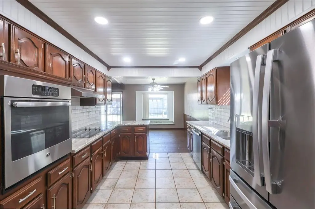 Photo 14 — 816 N Stout Circle, Moore, OK 73170